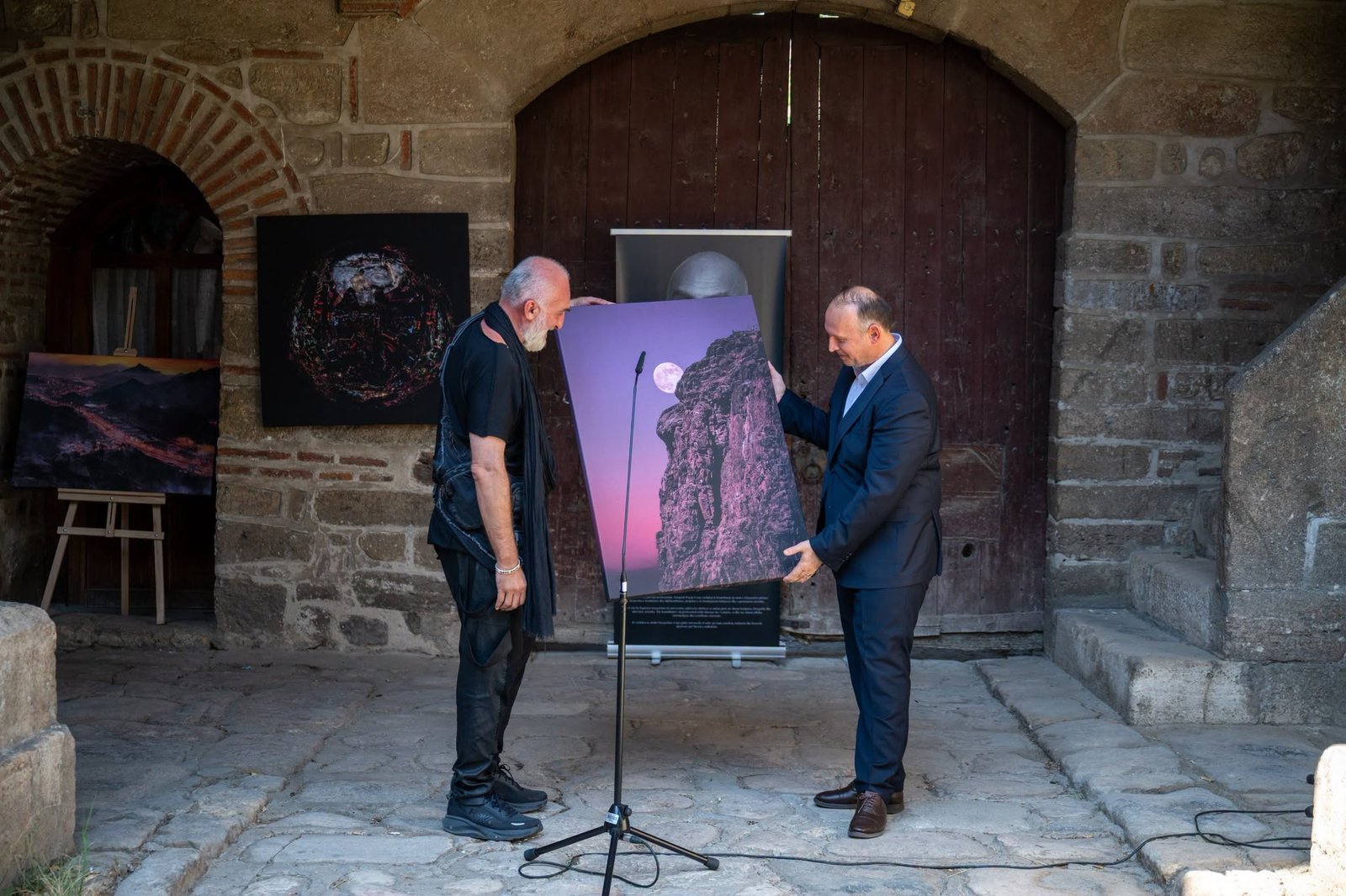 Kryeparlamentari Gashi në hapjen e ekspozitës së Engin Uzunit  Fotografia nuk regjistron vetëm çaste  por emocione dhe histori