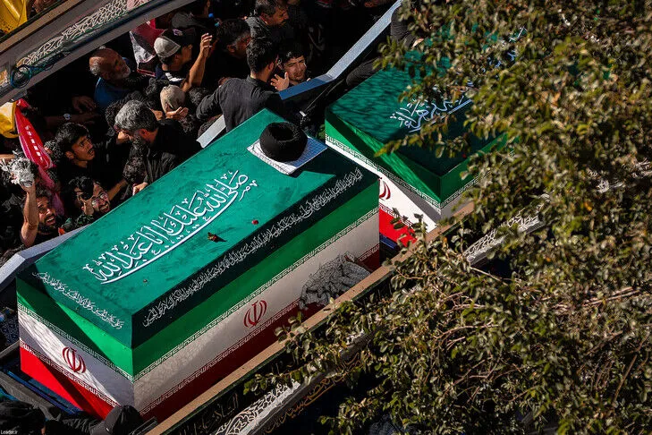Lideri suprem i ndjerë i Iranit  Ali Khamenei  varroset në Mashhad