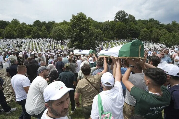 Mijëra njerëz në Srebrenicë për të shënuar 31 vjetorin e gjenocidit  zhvillohet varrimi kolektiv i 10 viktimave
