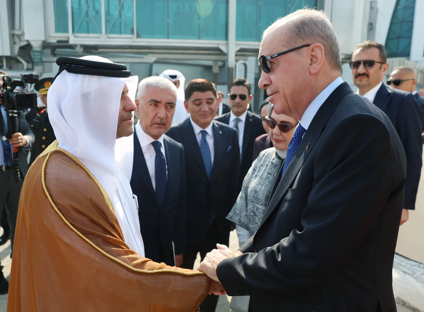 Presidenti Erdoğan mbërrin në Katar për të shprehur ngushëllime pas vdekjes së ish emirit