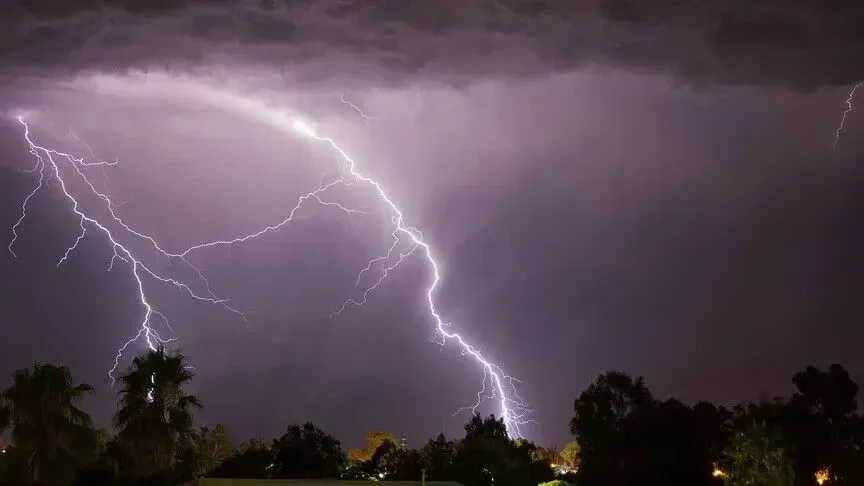 Stuhitë lënë pa energji elektrike rreth 53 mijë familje në të gjithë Francën