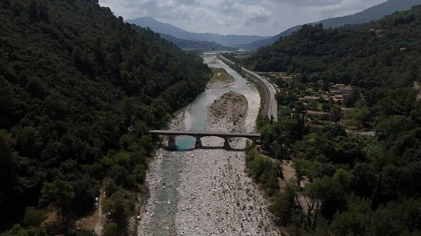 Nivelet e ulëta të ujit nxjerrin në pah ndikimin e thatësirës në lumin Esteron në juglindje të Francës
