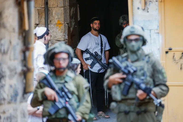 Forcat izraelite arrestuan 8 palestinezë pasi kolonët hynë në një fshat në Bregun Perëndimor
