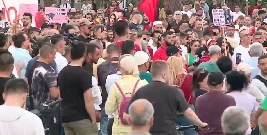 Protesta e 40 të para Kryeministrisë  i riu  Shqiptarët kanë vrarë frikën  do të vazhdojmë deri në fund