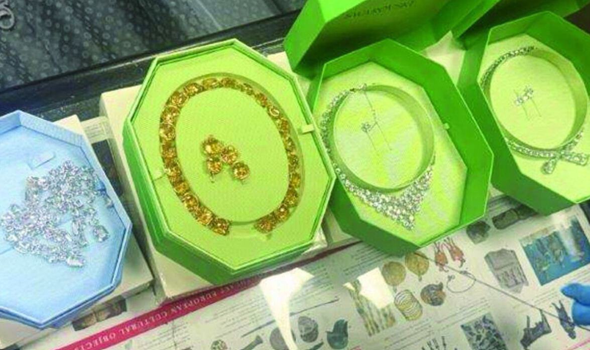 Dogana kap bizhuteri  Swarovski  me vlerë rreth 5 400 euro