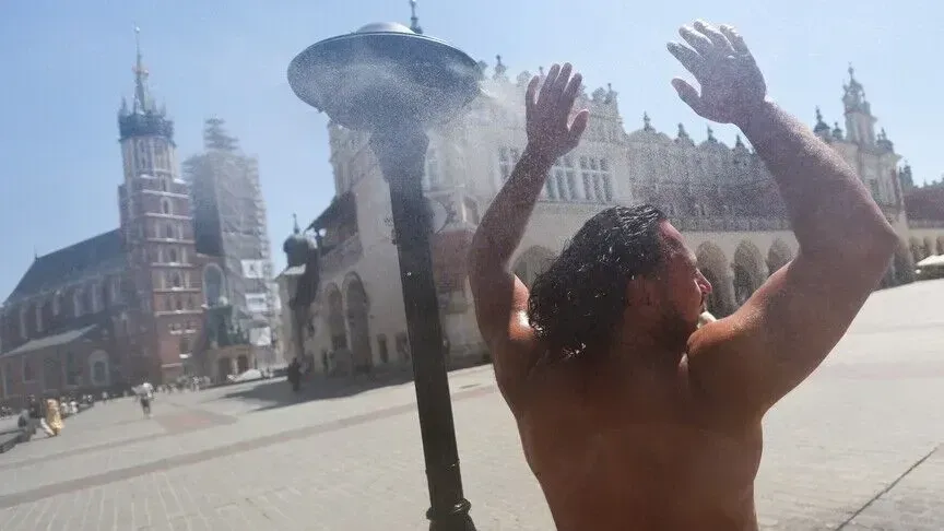 Vala e të nxehtit ekstrem dhe stuhitë në Poloni  të paktën 70 persona humbin jetën