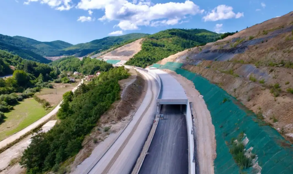 Nikolloski  Në autostradën Kërçovë Ohër  në muajt e ardhshëm do të hapen për qarkullim 10 kilometrat më të komplikuar