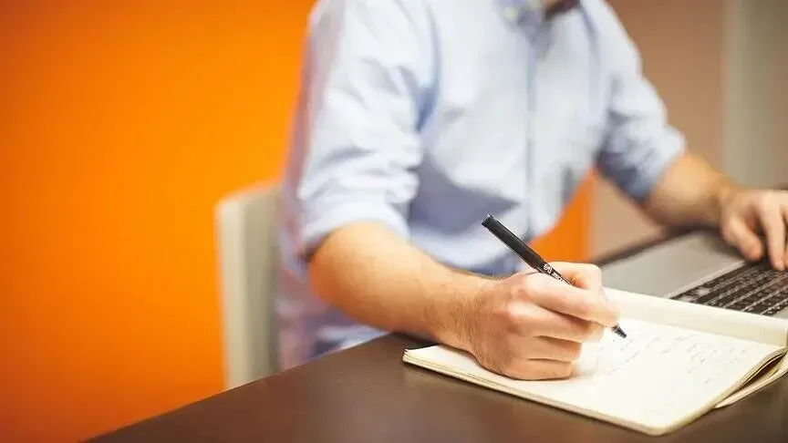 Studim  Qëndrimi ulur për më shumë se 30 minuta rrit rrezikun e vdekjes nga kanceri