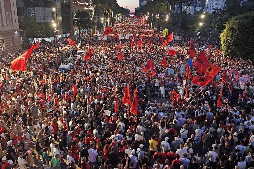Dita e 41 të e revoltës  Protestuesit nisin marshimin nga sheshi  Skënderbej  drejt Kryeministrisë  kërkojnë dorëheqjen e Ramës