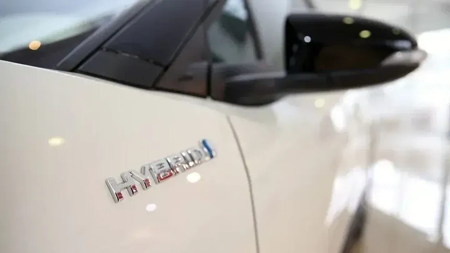 Bie shitja e makinave elektrike në Turqi ndërsa rritet shitja e atyre hibride