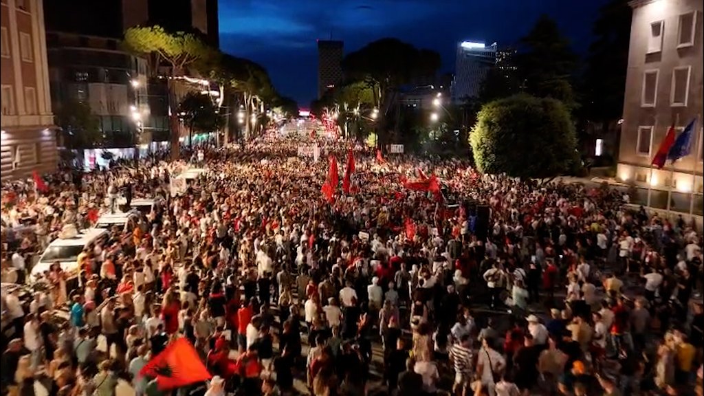 Sot protesta e 34 t masive  qytetarët kërkojnë dorëheqjen e panegociueshme të Edi Ramës  Ju erdhi fundi 