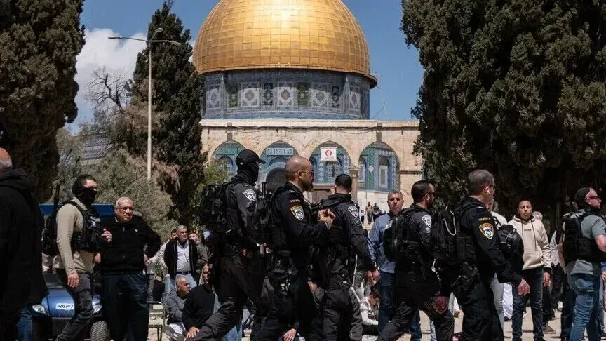 Pushtuesit izraelitë sulmojnë kompleksin e Xhamisë Al Aksa dhe kryejnë rituale talmudike