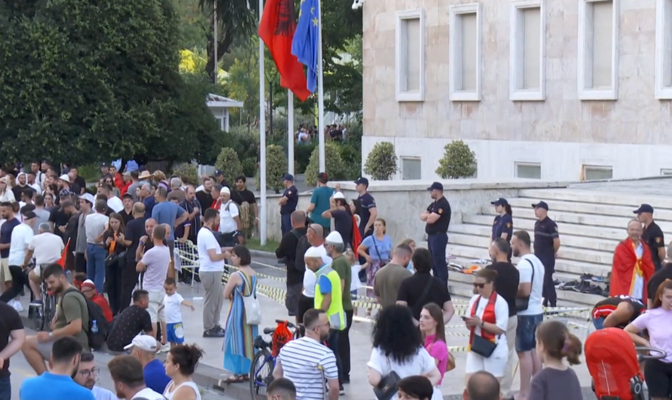 Protestuesit mblidhen te Kuvendi  vezë me emrat e deputetëve dhe bllokim rrugësh