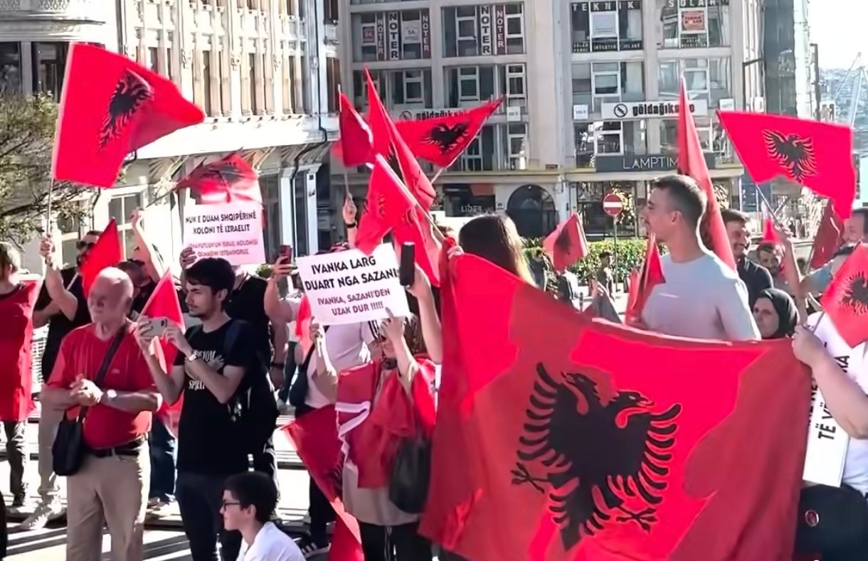  VIDEO  Lidhja e Rinisë Shqiptare në Turqi mbështet protestat në Shqipëri  Për atdheun krah për krah