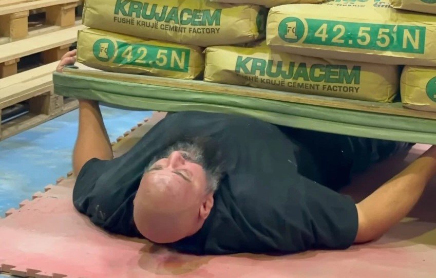  VIDEO  Mbajti mbi 2000 kg në trup  Bujar Muli nga Kosova hyn në librin  Guinness 