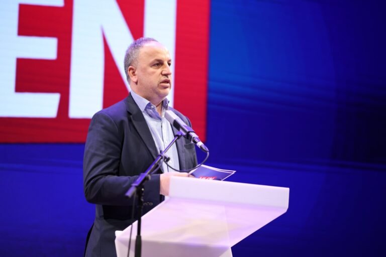 Azizi kritikon Ali Ahmetin për heshtjen ndaj situatës në Gostivar   Fshati digjet  plaka krihet  