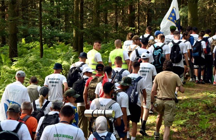 mbi-6-500-njerez-nisin-marshimin-e-paqes-perkujtojne-viktimat-e-gjenocidit-te-srebrenices