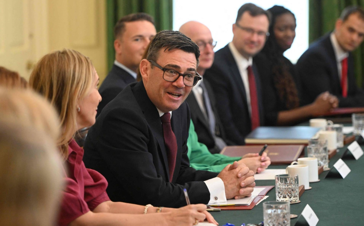 Qeveria e re britanike nis punën me uljen e faturave  Burnham heq tarifën shtesë mbi energjinë elektrike