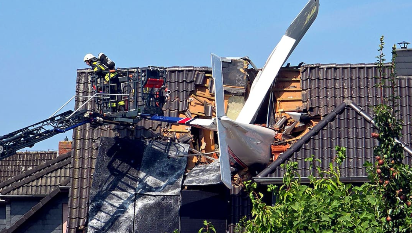 Aeroplani përplaset mbi çatinë e një shtëpie në Gjermani  humb jetën piloti