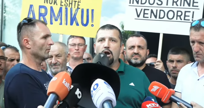 Prodhuesit e qumështit në protestë  Katër ditë pa grumbullim  qumështi  Vita  është i Kosovës  jo i Serbisë