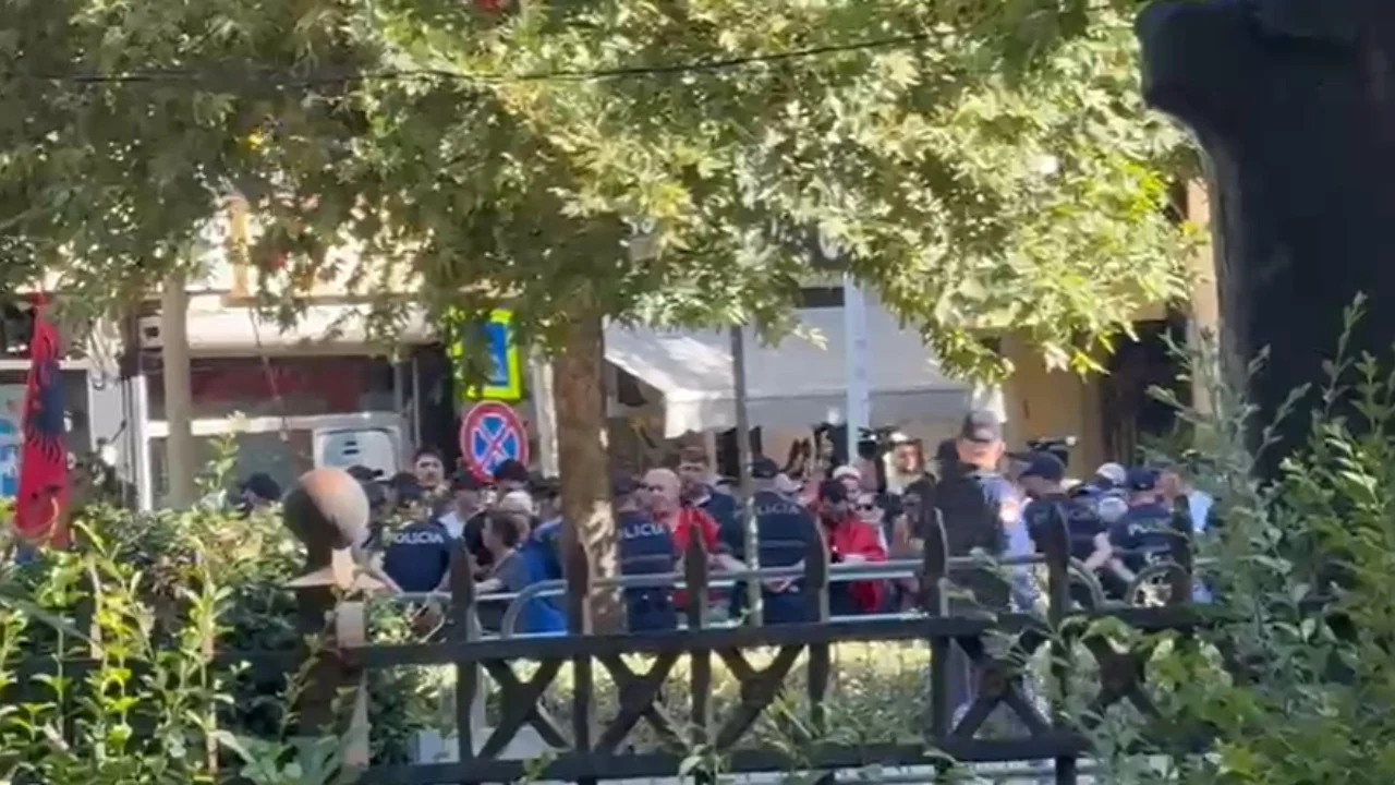 Përshkallëzohet protesta  policia hedh ujë në drejtim të turmës  qytetarët godasin me vezë e shishe uji