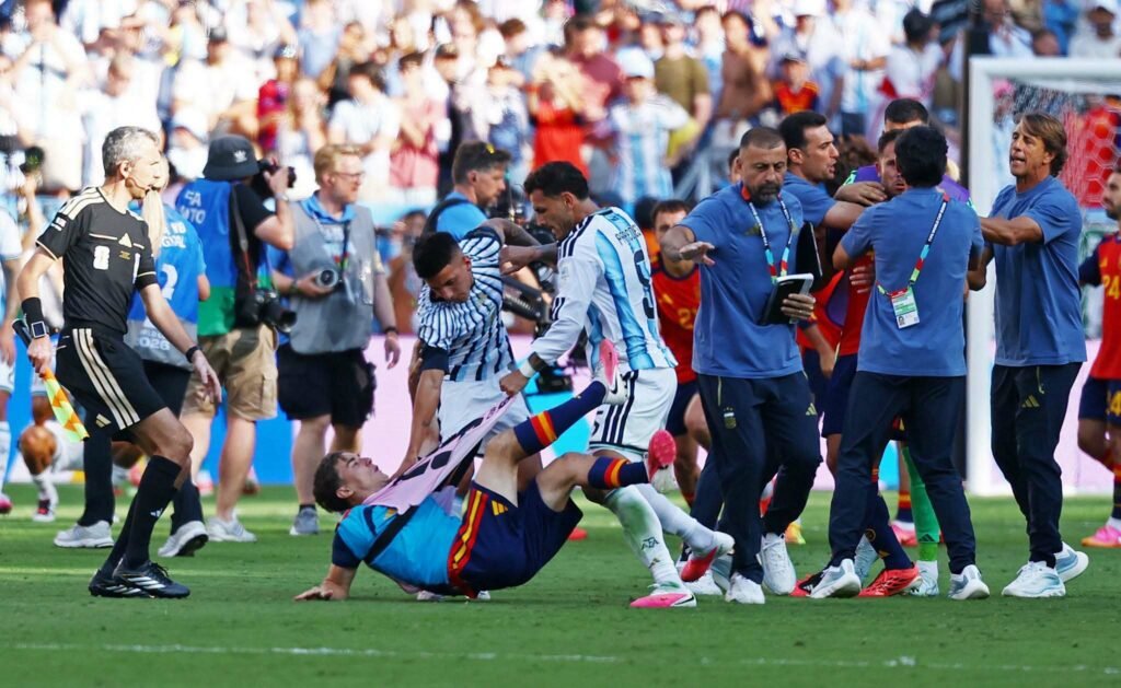 Nuk kishte karton të kuq për Paredes  e konfirmon FIFA