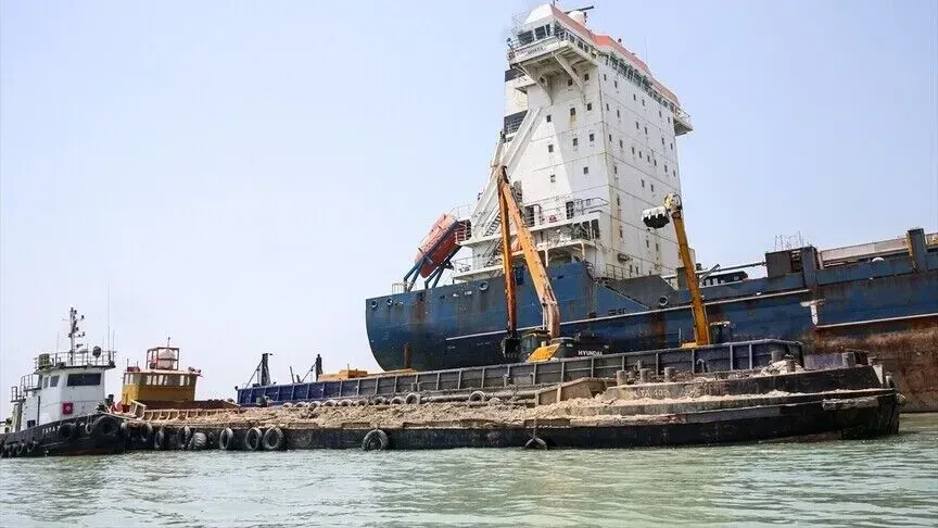 Një anije ngec në cekëtinë në Hormuz pasi del nga rruga e përcaktuar nga Irani