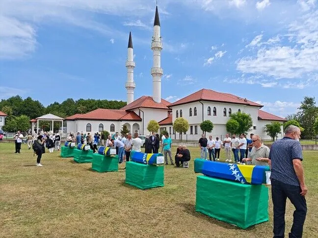 Bosnjë e Hercegovinë  falet namazi i xhenazes për pesë viktimat e vrara në vitin 1992