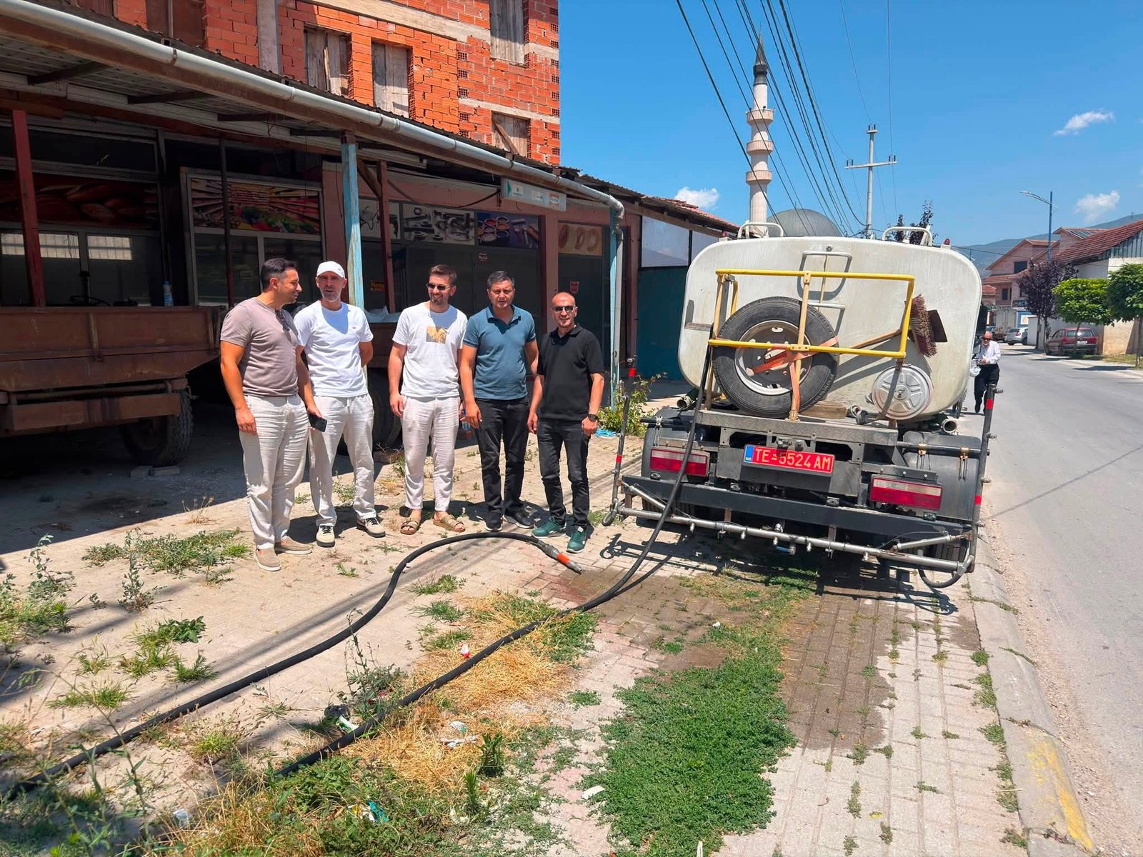 NPK ja e Tetovës dhe Këshilli Komunal në terren në Çajlë  sigurojnë ujë të pijshëm për banorët