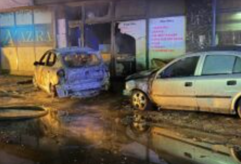 Dy vetura përfshihen nga flakët në Shkup  intervenojnë zjarrfikësit