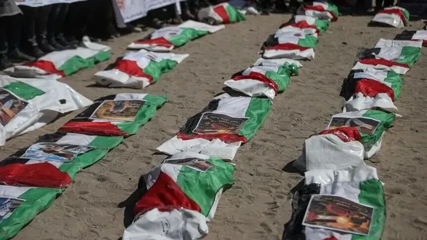 Gaza  palestinezët mbajnë funeralin për 50 personat e vrarë në sulmet izraelite gjatë gjenocidit