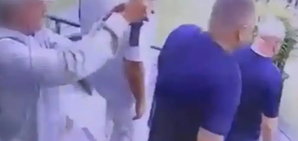  VIDEO  Ekzekutohet në Izrael në mes të ditës bosi i mafias kaukaziane  momenti kur qëllohet me armë pas koke
