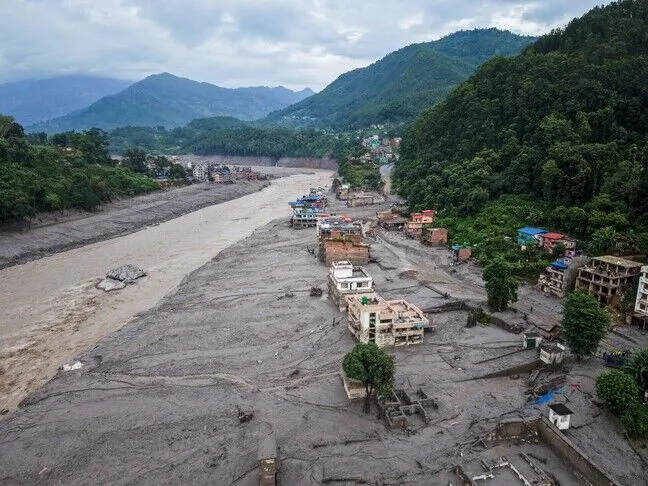 Nepali kërkon nga Meta dhe TikTok të heqin përmbajtjet grafike dhe mashtruese të krijuara me IA për përmbytjet