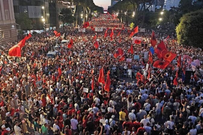 84 ditë revoltë  Shqiptarët nuk heqin dorë  mblidhen sot para Kryeministrisë  Rama jepe dorëheqjen 