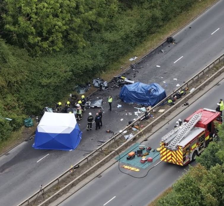 Aksident tragjik në Britani  Përplasen patrulla e policisë dhe një makinë  7 të vdekur