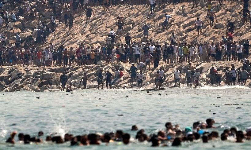 Rriten tensionet në Ceuta  Banorët shkatërrojnë kampet e emigrantëve  ndërhyn policia