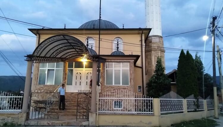 Xhamia e fshatit Llacë reagon për rastin e  xhenazes  me flamur kombëtar   Do ta demaskojmë të pavërtetën  nuk luajmë lojën e grupit të Deçanit 