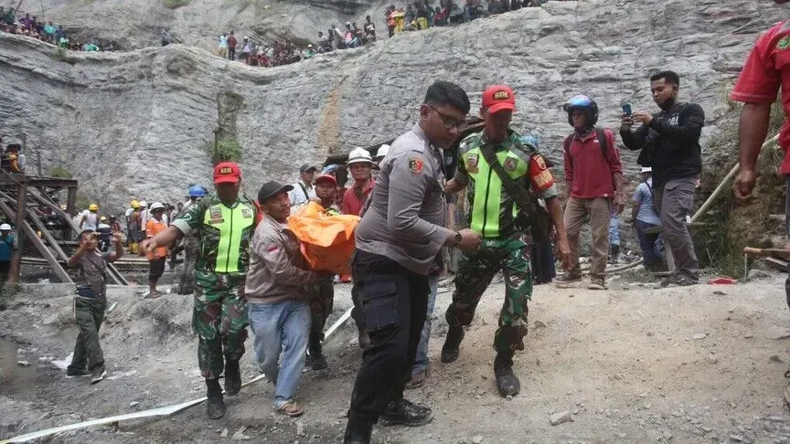 Indonezi  5 të vdekur nga rrëshqitja e dheut në një minierë ilegale të arit