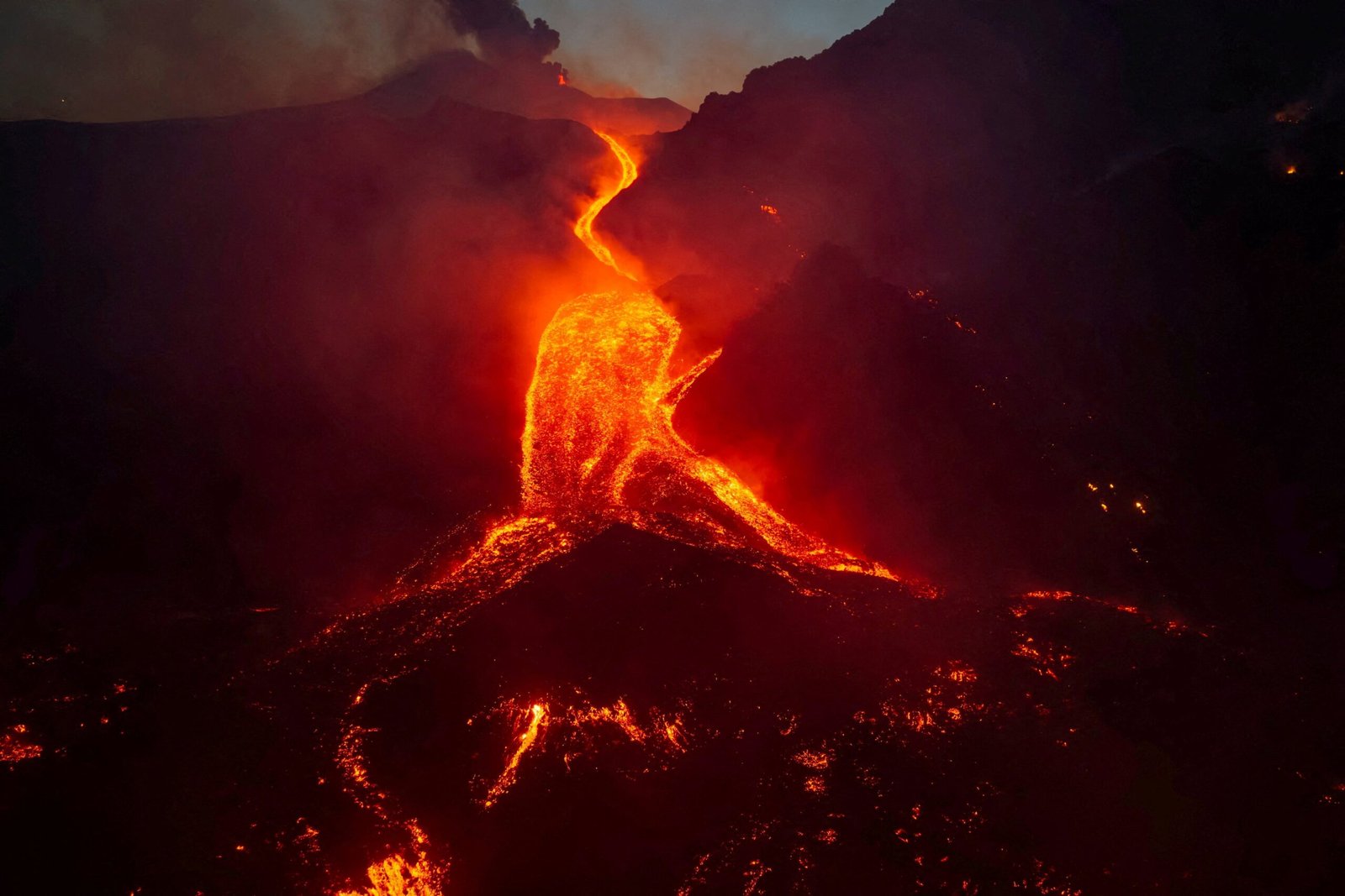 Shpërthimi i vullkanit Etna mbyll aeroportin e Katanias  anulohen qindra fluturime