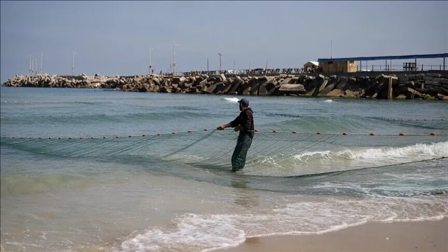 Plagosen tre peshkatarë palestinezë nga zjarri i marinës izraelite në Gaza