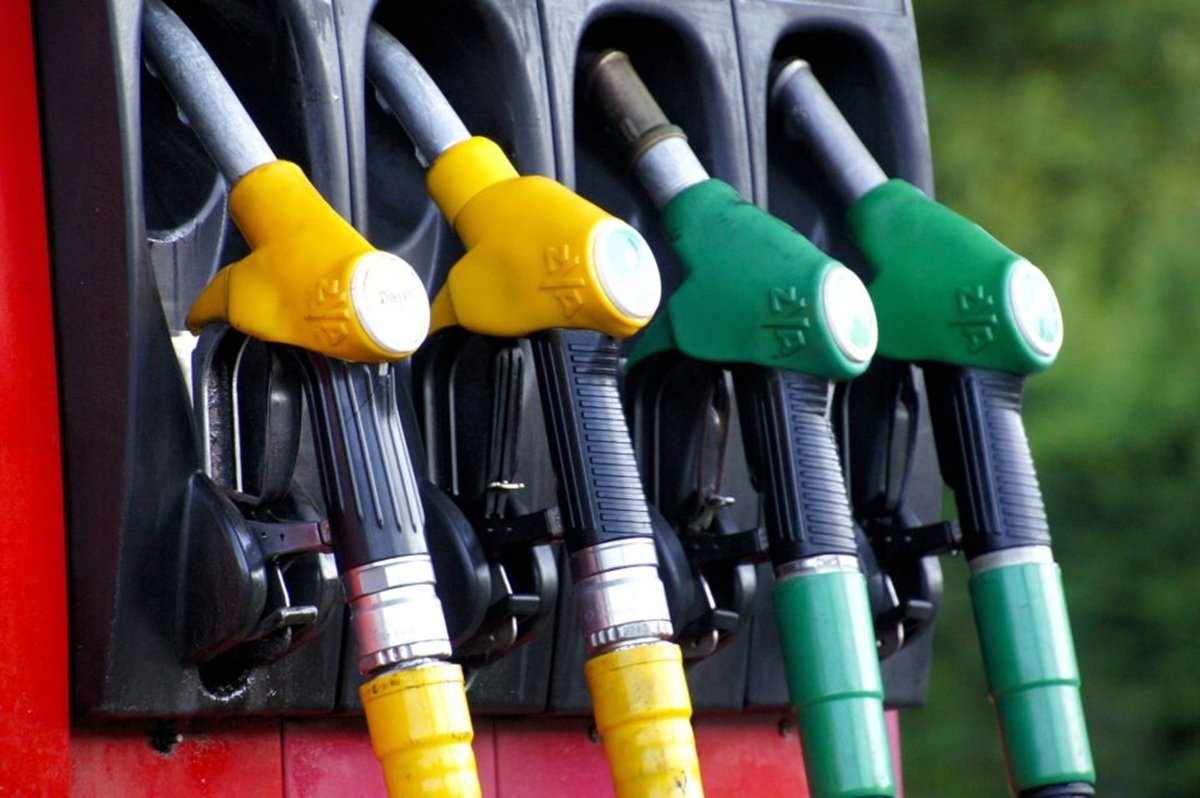 Nafta lirohet  benzina shtrenjtohet   KRE publikoi çmimet e reja të karburanteve