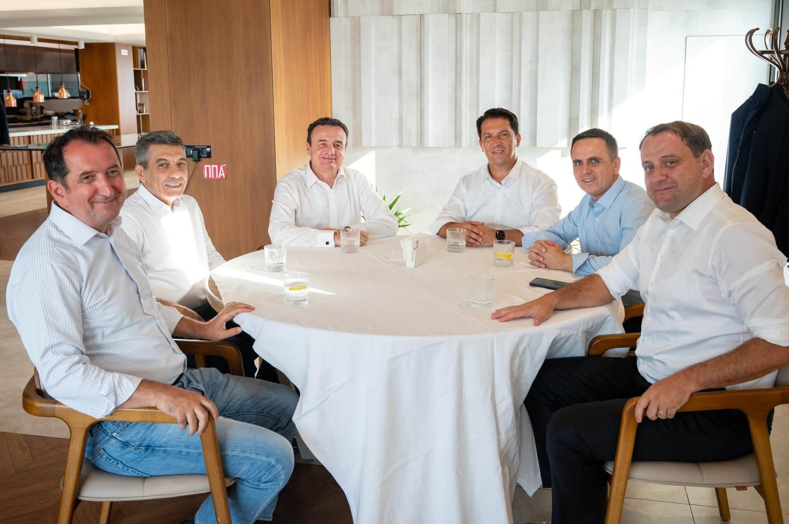 Albin Kurti në kafe me VLEN in pas një dite të gjatë me aktivitete