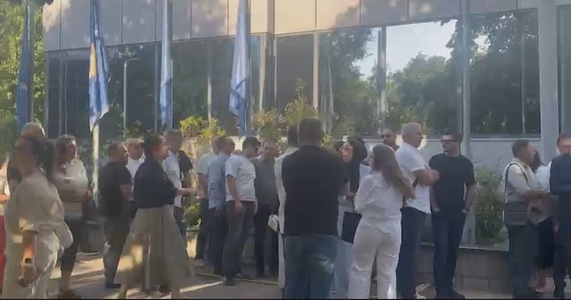  Kurti  uzurpator që struket  PDK e Aleanca protestojnë para qeverisë   pritë  kryeministrit