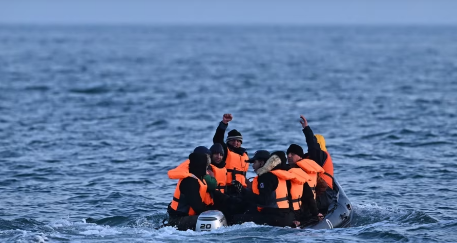Rekord emigrantësh në Kanalin Anglez  230 persona në një varkë të vogël