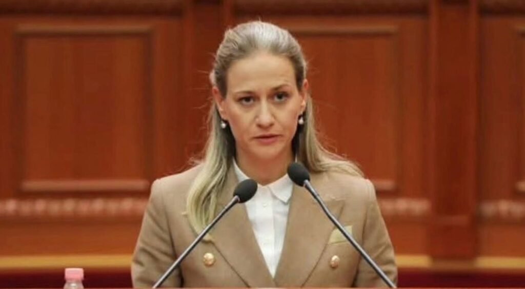 Ministrja Erjona Ismaili jep dorëheqjen nga posti  largohet edhe nga bashkëdrejtimi i PS së në Vlorë