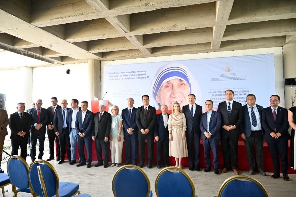 GASHI DHE KURTI BASHKË PËR NËNË TEREZËN   MESAZHI I SAJ PËR PAQE DHE SOLIDARITET MBETET UNIVERSAL 