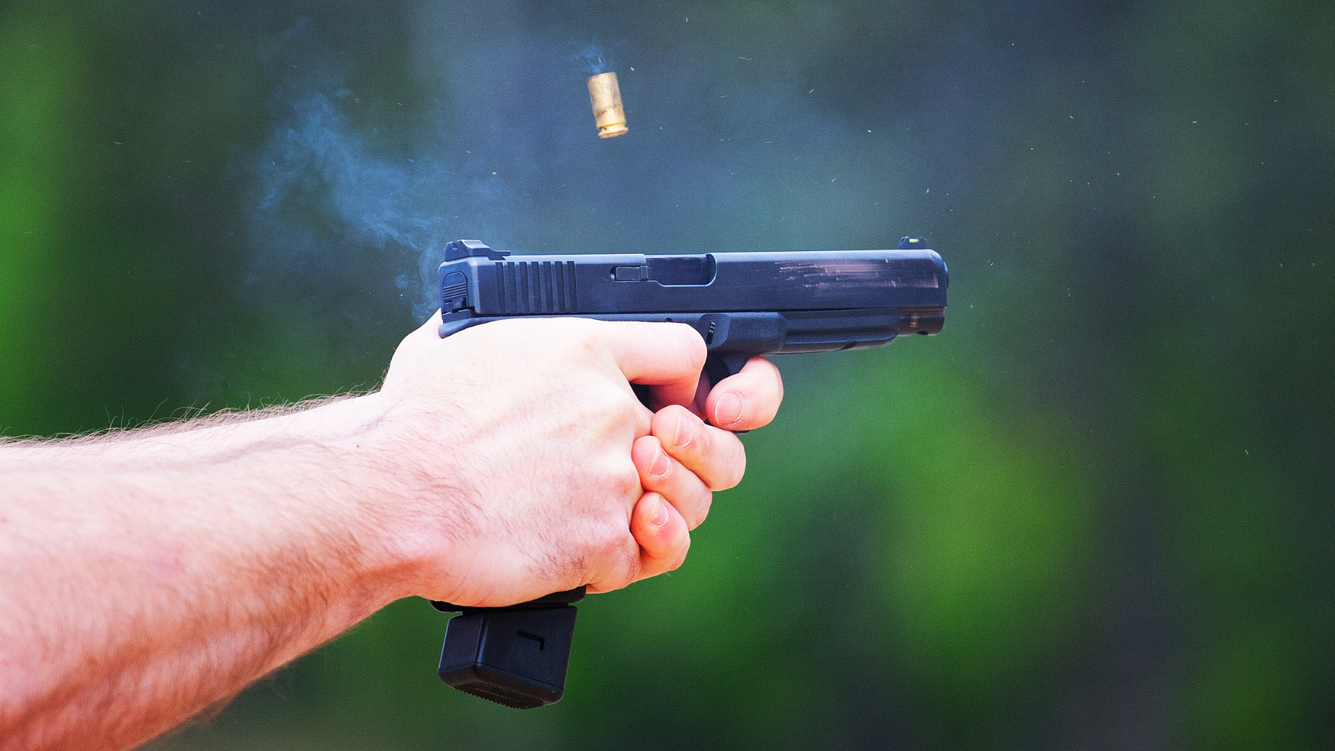 Ahengu familjar përfundoi me polici  qëlloi me armë kurse plumbat dëmtuan shtëpinë