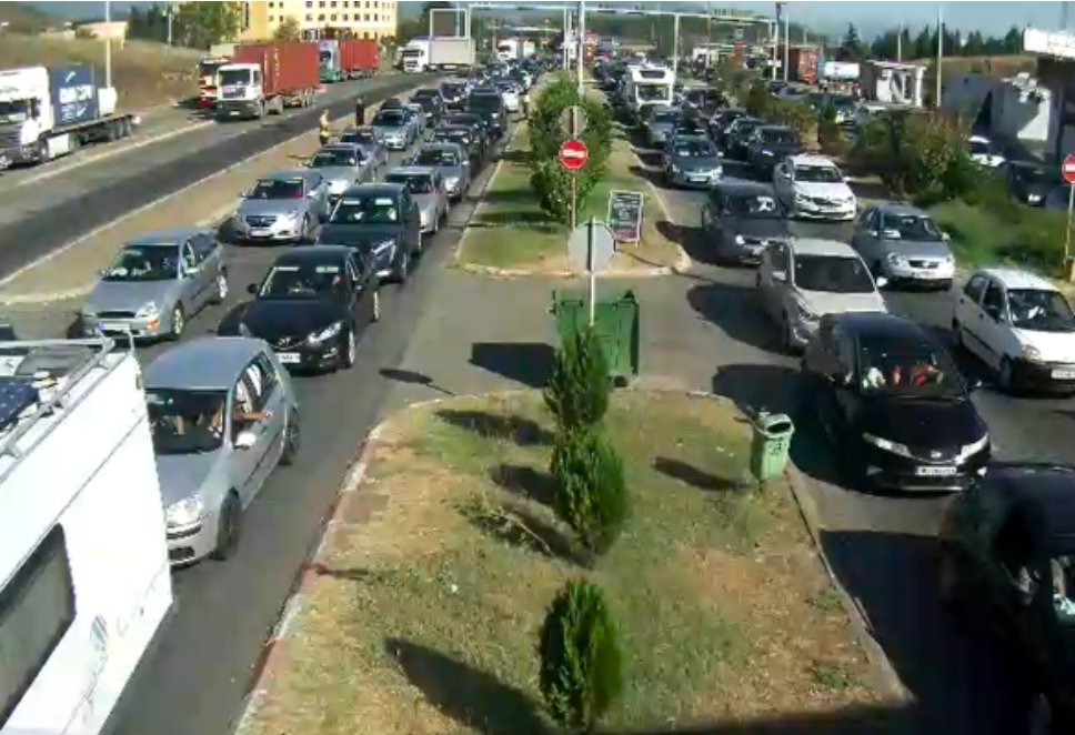 Fluks i madh i veturave në pikën kufitare  Bogorodicë   Kolona të gjata për të hyrë në Greqi