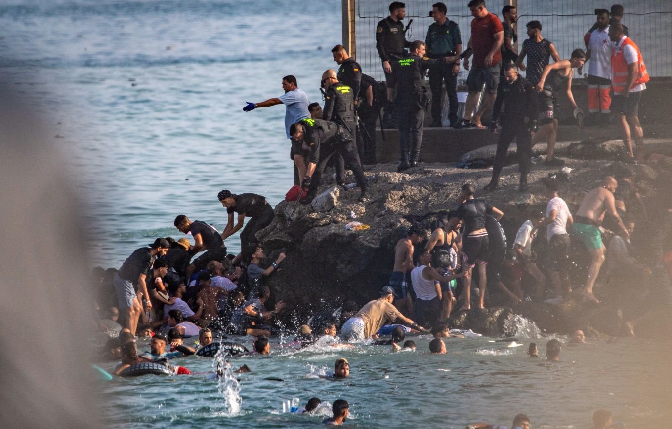 Shkon në 72 numri i të vdekurve nga dyndja masive e migrantëve drejt Ceutës