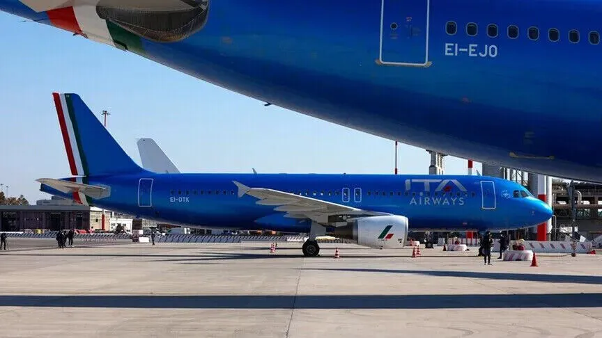 Rreth 700 fluturime të anuluara në aeroportin e Katanias në Itali për shkak të shpërthimit të malit Etna